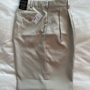 NWT Jos A Bank men’s pleated front pants, stone